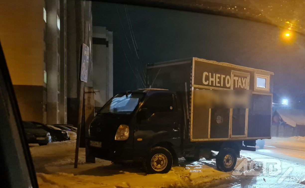 В Южно-Сахалинске "снеготакси" укатывает заснеженный газон