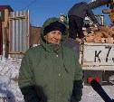 Дед Мороз подарил жительнице Корсакова полную кран-балку дров