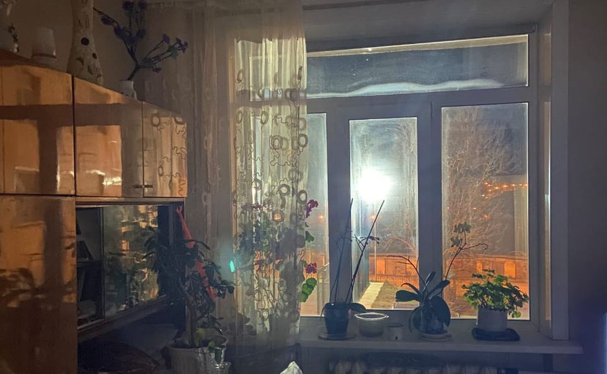 Уличные фонари устроили жильцам дома в Корсакове белые ночи