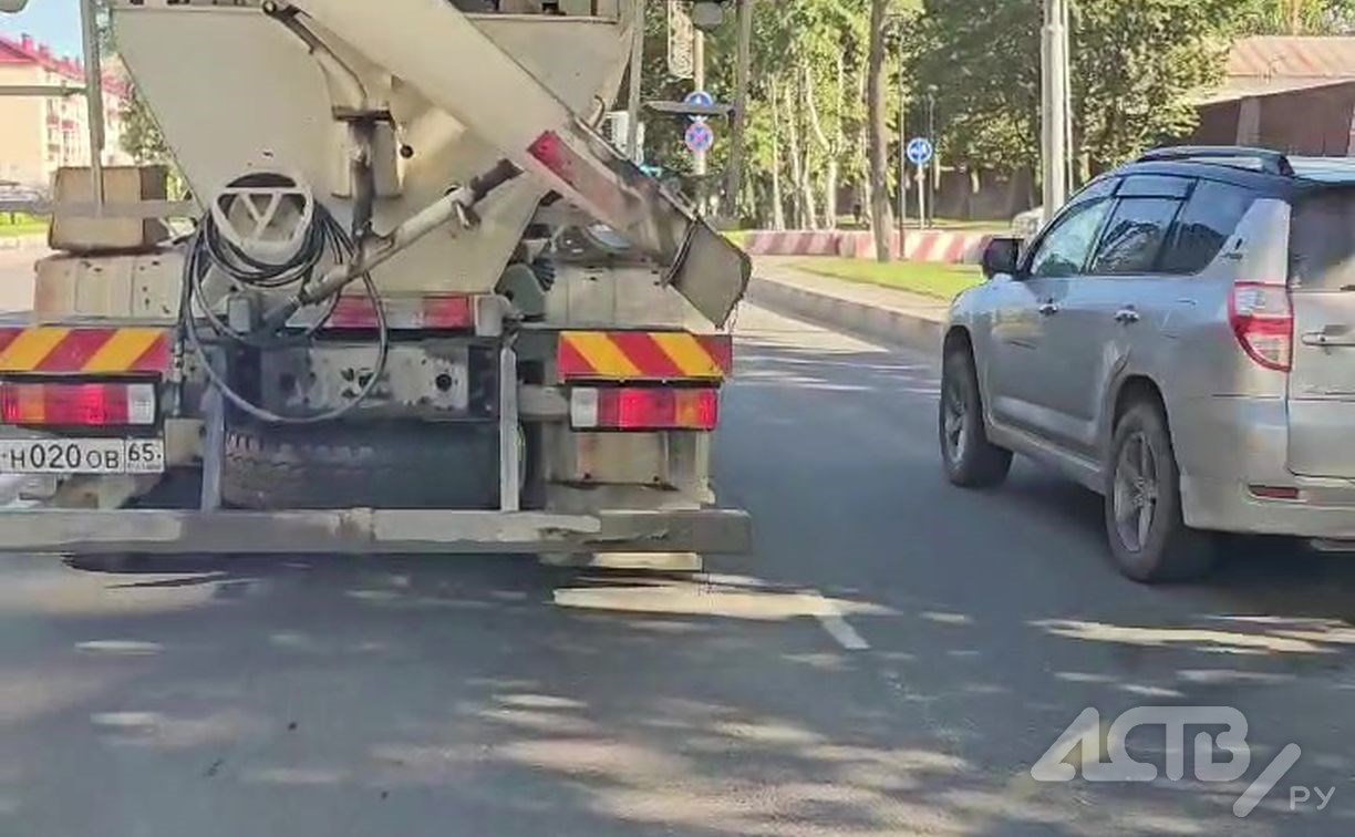 "Залил бетоном дорогу": южносахалинка сняла на видео спецтехнику, которая "испачкала" проспект