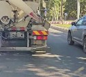 "Залил бетоном дорогу": южносахалинка сняла на видео спецтехнику, которая "испачкала" проспект
