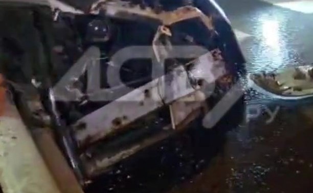 Автомобиль жёстко врезался в отбойник в Южно-Сахалинске