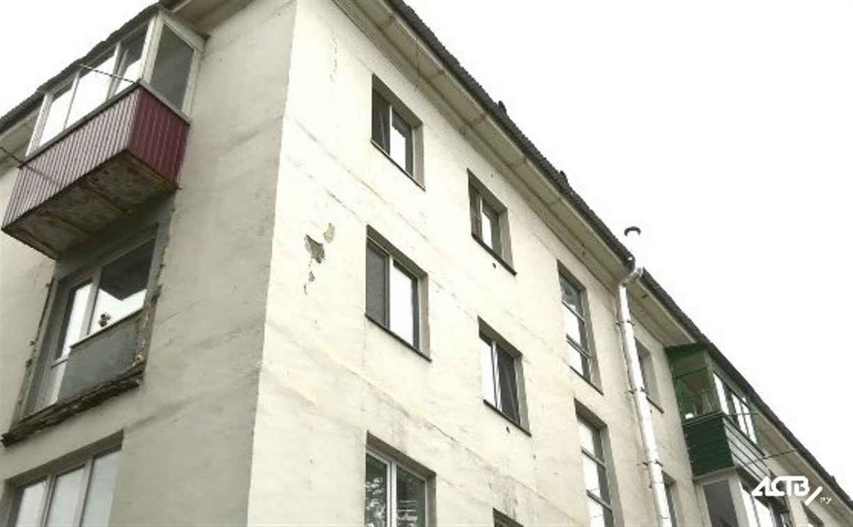 Одна из женщин, упавших вместе с балконом в Корсакове, умерла