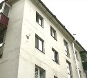 Одна из женщин, упавших вместе с балконом в Корсакове, умерла