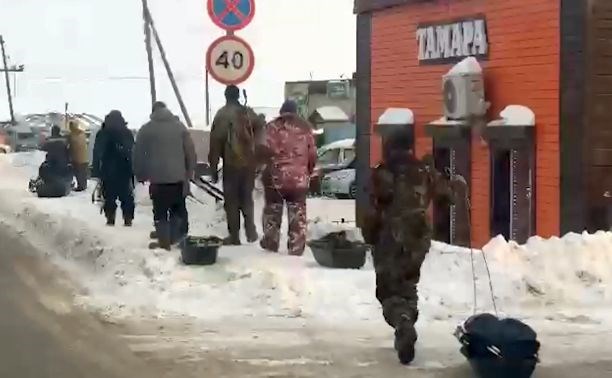 Сахалинские рыбаки толпами выходят на лёд, презрев предупреждения МЧС