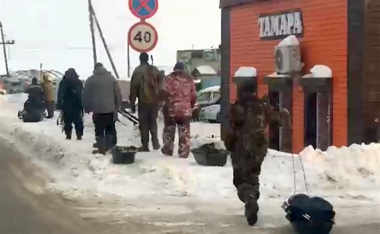 Сахалинские рыбаки толпами выходят на лёд, презрев предупреждения МЧС