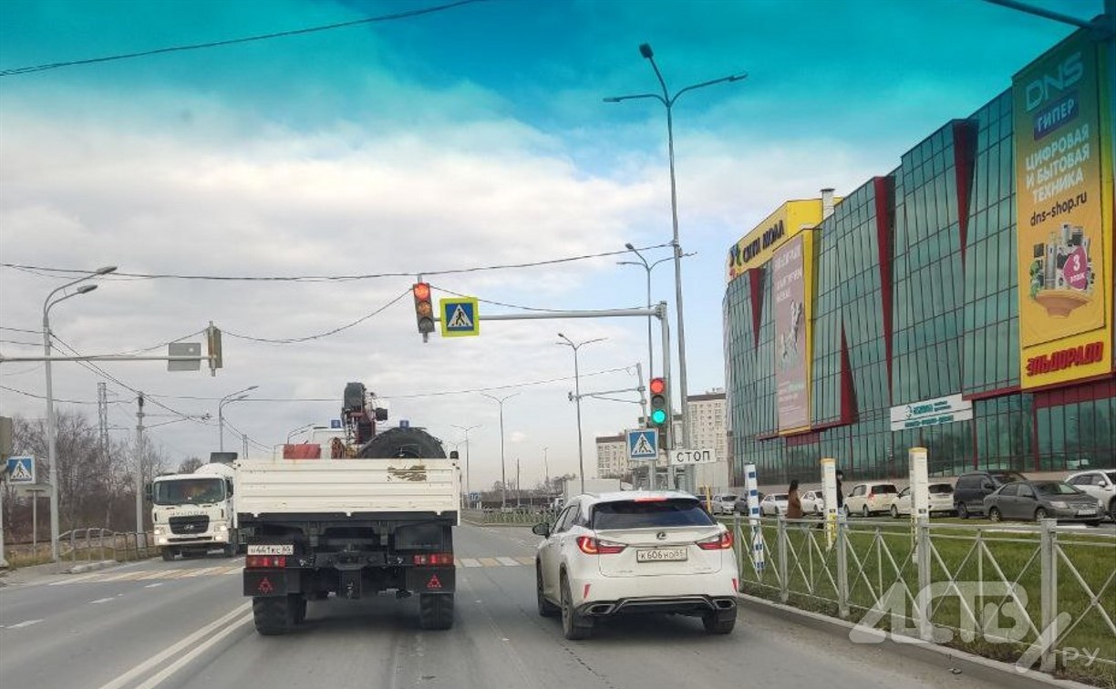Сразу всеми цветами загорелся светофор в Южно-Сахалинске