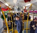 Новогодний автобус возит холмчан по городу