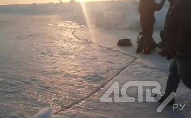"Трещина есть, зубаря нет": лёд разрушается у берегов Сахалина, но рыбаки не спешат сматывать удочки