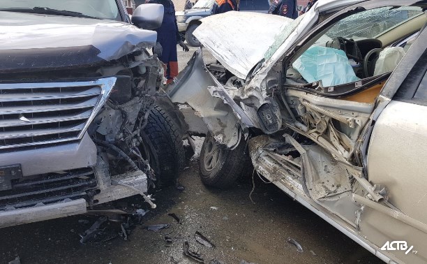 При столкновении "Лексуса" и "Тойоты" в Южно-Сахалинске пострадал мужчина