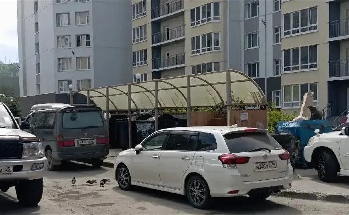 Автохамы в Южно-Сахалинске блокируют мусорные контейнеры во дворах