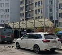 Автохамы в Южно-Сахалинске блокируют мусорные контейнеры во дворах