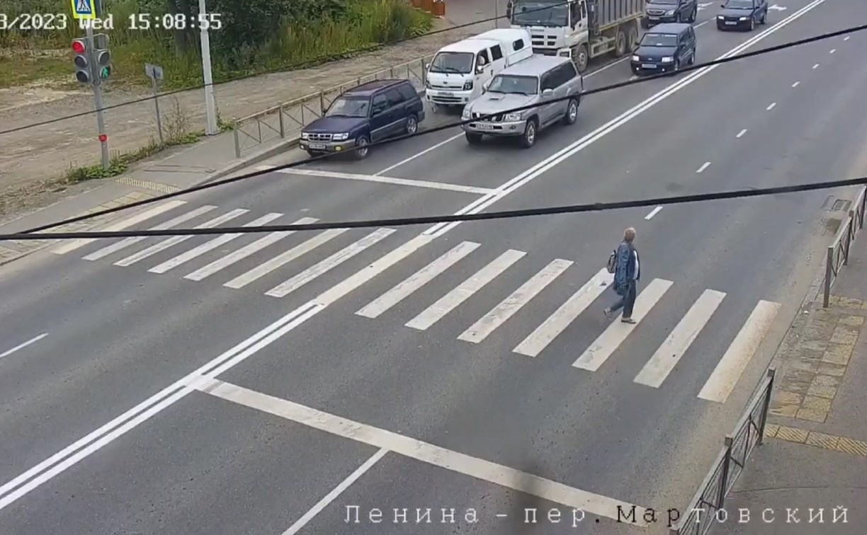 ДТП перед "зеброй" в Южно-Сахалинске: три машины собрались в паровозик
