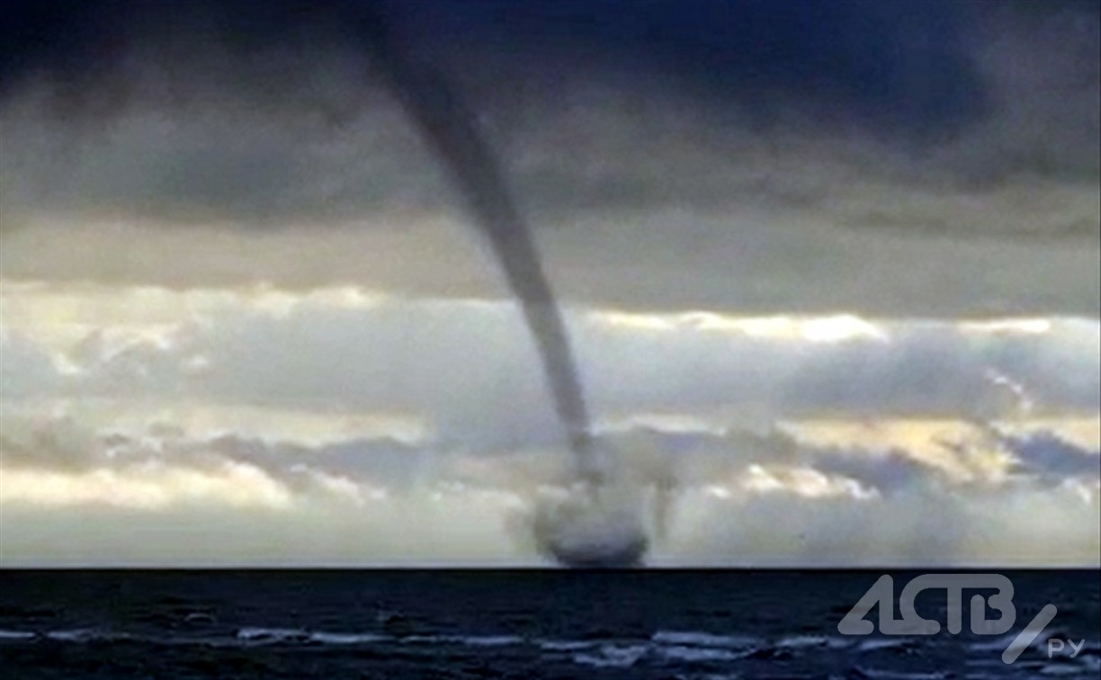 Смотрите, торнадо: гигантский смерч пронёсся у берегов Сахалина 