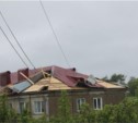 В Корсакове ветром сорвало новую крышу (ФОТО)