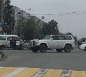 Маршрутка и седан столкнулись в Южно-Сахалинске