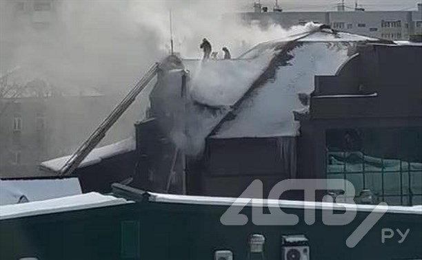 Двадцать пожарных тушат возгорание в центре Южно-Сахалинска