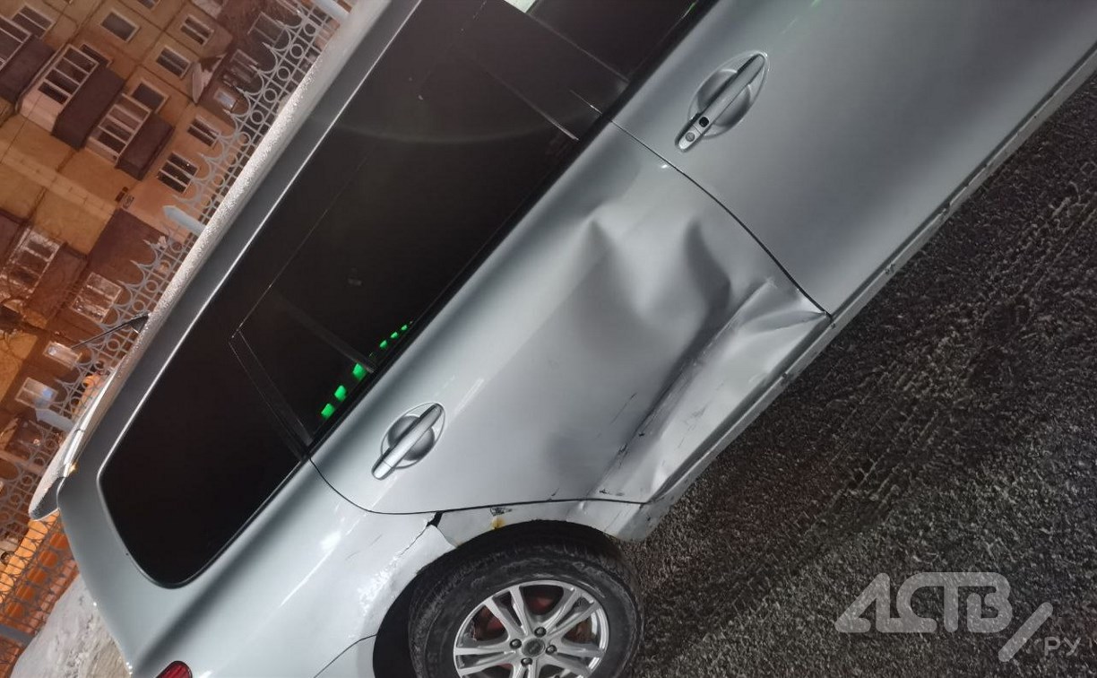 Неустановленный автомобиль столкнулся с Toyota Corolla Fielder и скрылся с места ДТП в Южно-Сахалинске