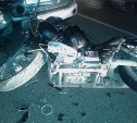 В Южно-Сахалинске мотоциклист врезался в автомобиль, стоявший перед ним на светофоре