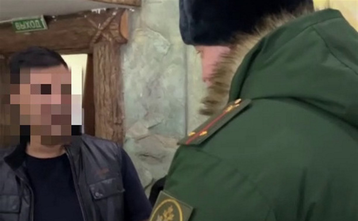 В Южно-Сахалинске уклониста отправили с рынка в военкомат