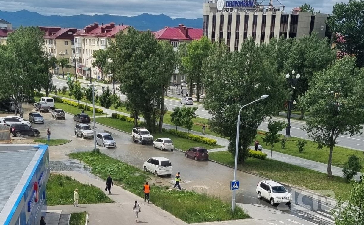 "Вот это уличный бассейн": проспект Победы в Южно-Сахалинске затопило