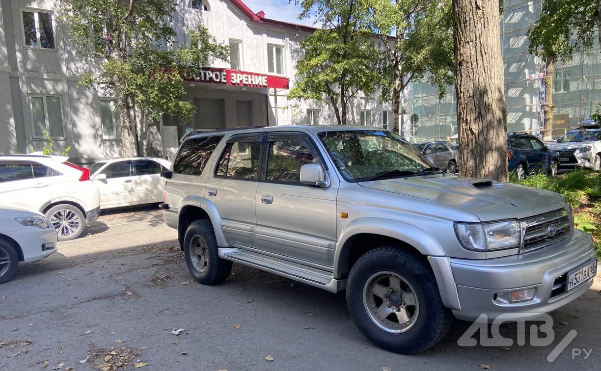 Ни пройти ни проехать: южносахалинка пожаловалась на забитый автомобилями двор