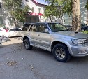 Ни пройти ни проехать: южносахалинка пожаловалась на забитый автомобилями двор