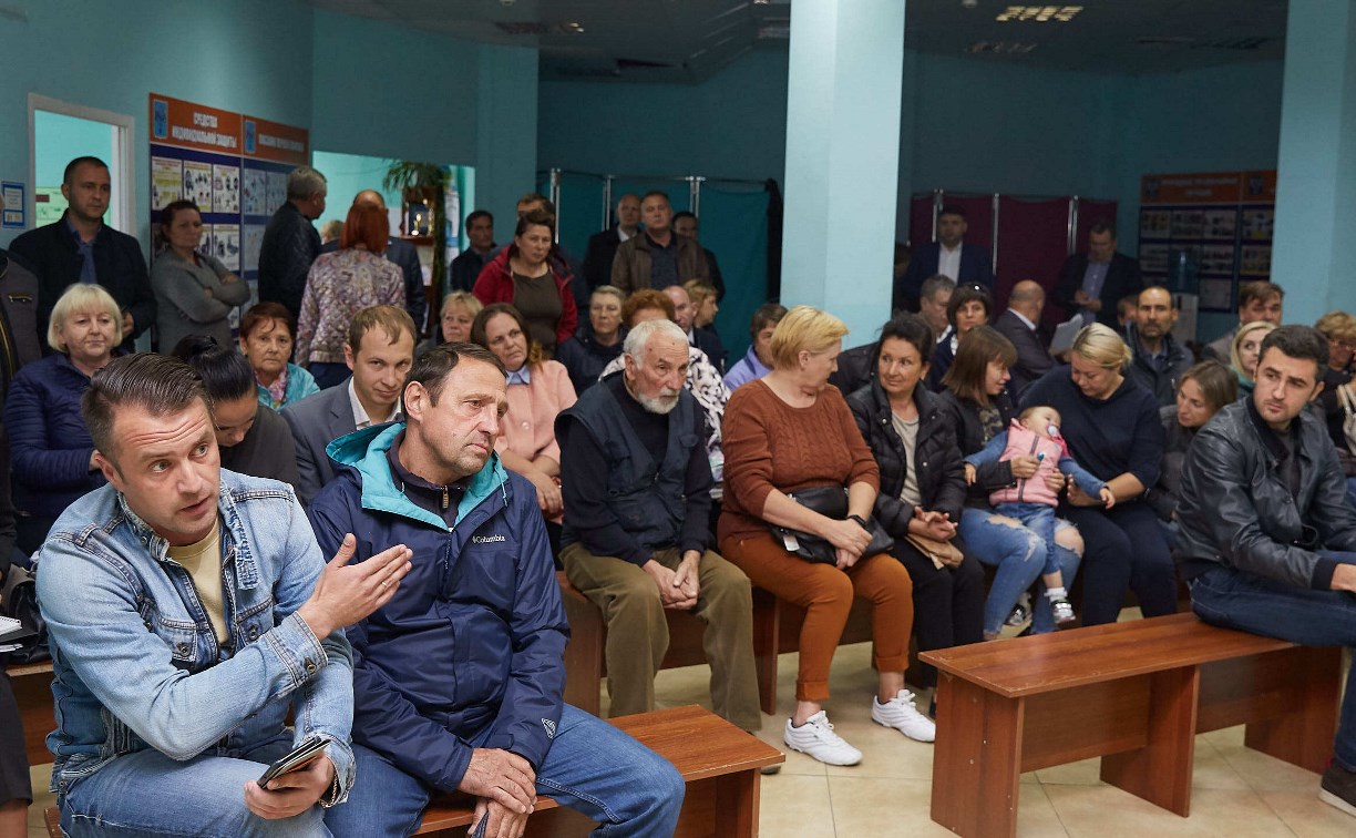 Жители Дальнего и Елочек больше трех часов задавали вопросы чиновникам