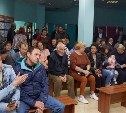 Жители Дальнего и Елочек больше трех часов задавали вопросы чиновникам