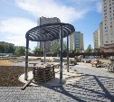 Качели, живая изгородь, пешеходные дорожки: в Южно-Сахалинске завершается строительство сквера