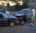Два автомобиля столкнулись вечером в Корсакове
