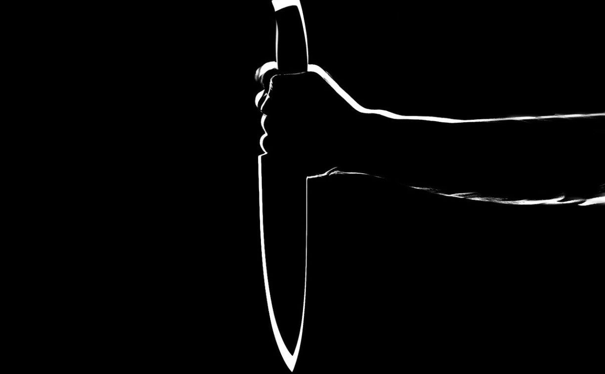 Пьяная женщина с ножом напала на мужчину в одном из домов Южно-Сахалинска