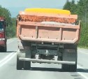 Сахалинцы жалуются на "дырявые" самосвалы, которые теряют груз на охотской трассе 