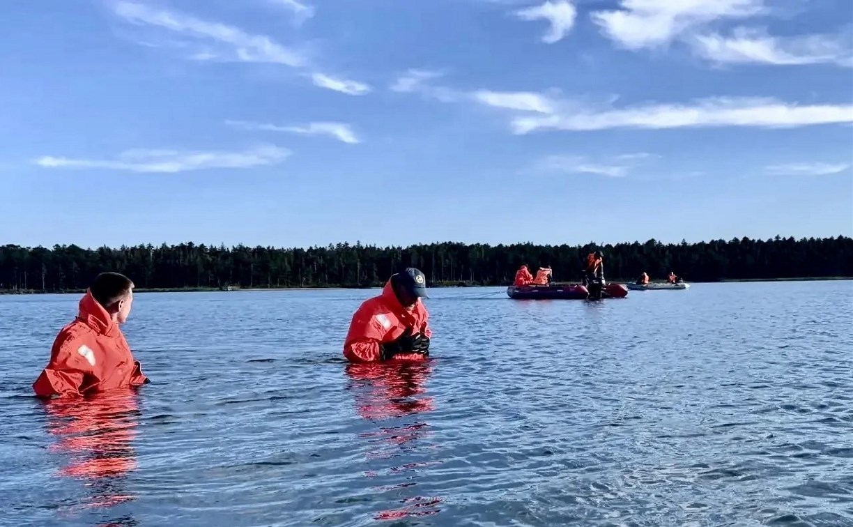 Тело утонувшего вместе с супругой сахалинца обнаружили на трёхметровой глубине