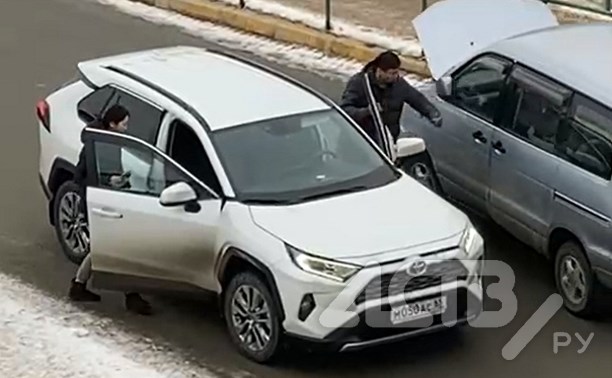 Агрессивный водитель в Южно-Сахалинске одним ударом снёс зеркало автомобиля деда, который ему помешал
