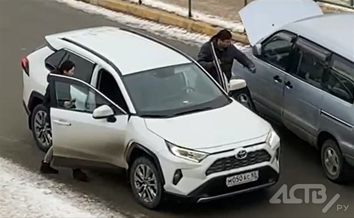 Агрессивный водитель в Южно-Сахалинске одним ударом снёс зеркало автомобиля деда, который ему помешал