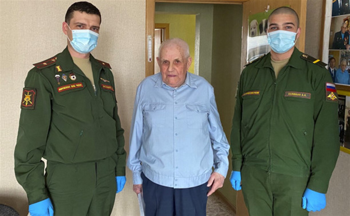 Сахалинские военнослужащие поздравляют ветеранов