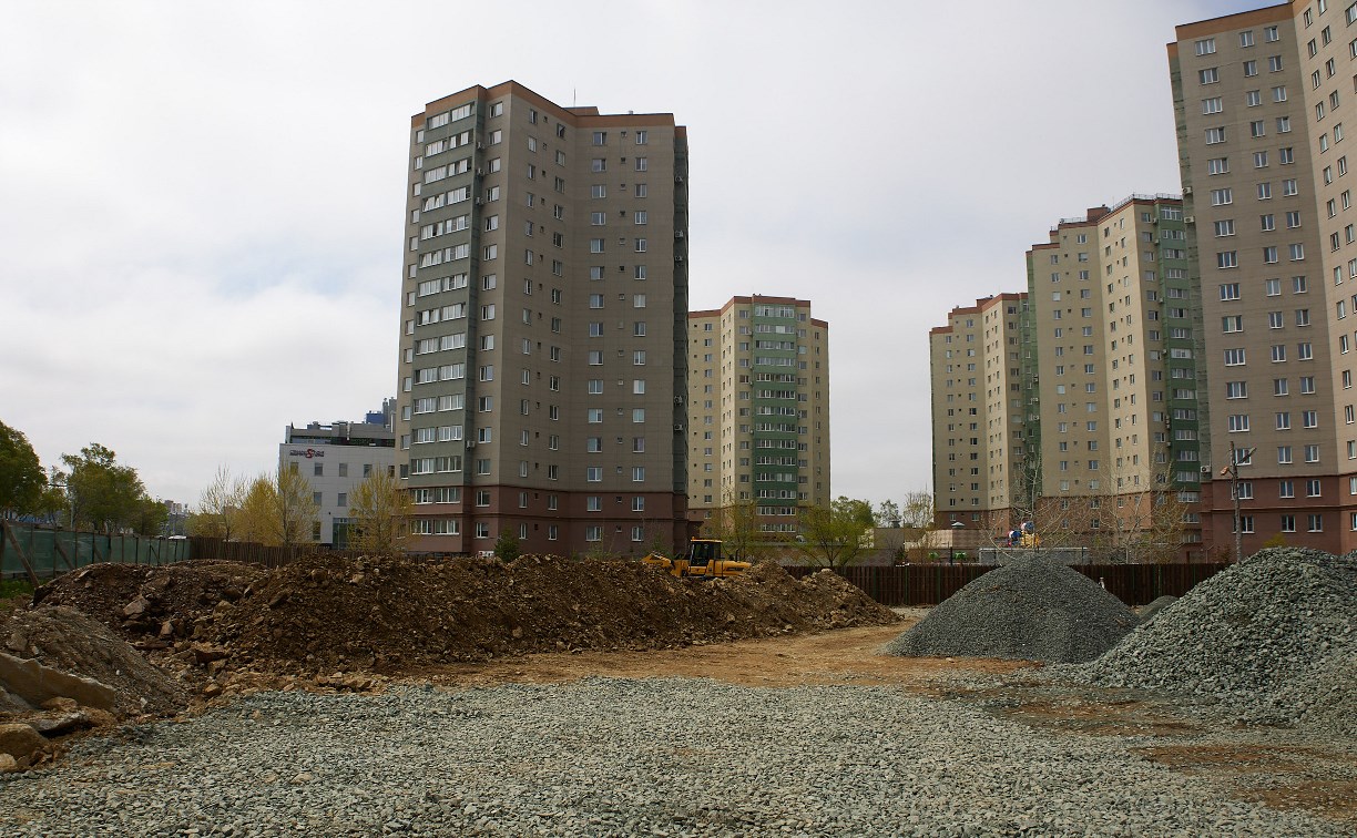 Сквер недалеко от перекрёстка Мира-Пуркаева в Южно-Сахалинске станет доступным уже в августе