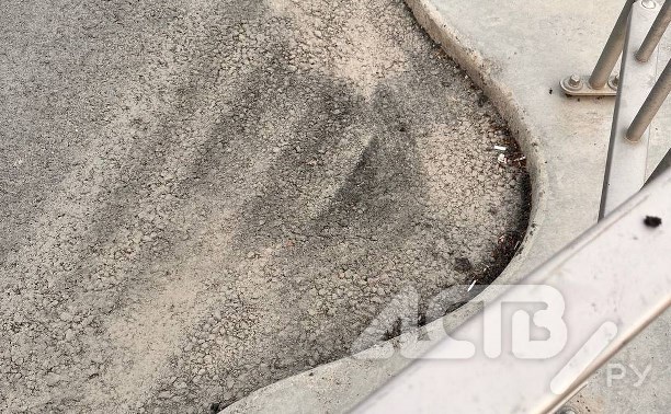 В Южно-Сахалинске сровняли канализационный люк с дорогой, закатав его в асфальт