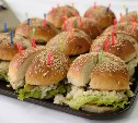 Детей в сахалинских школах будут кормить фишбургерами 