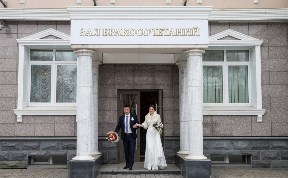 Первая церемония бракосочетания прошла в новом зале отдела ЗАГС Южно-Сахалинска