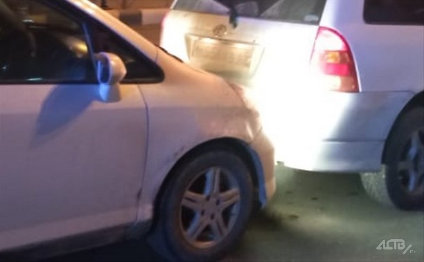 Водителя автомобиля Honda Fit увезли на скорой с места ДТП в Южно-Сахалинске
