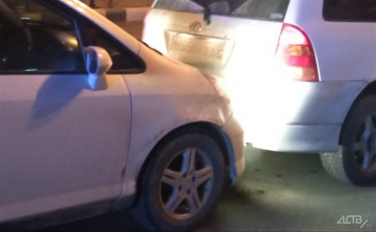 Водителя автомобиля Honda Fit увезли на скорой с места ДТП в Южно-Сахалинске