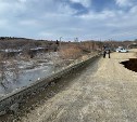 Техника выдвинулась к разрушенной дороге в Томаринском районе