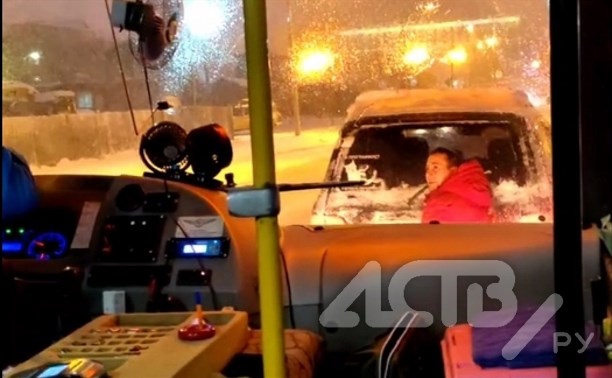 Водитель "Лексуса" в Южно-Сахалинске помог автобусу в метель