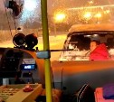 Водитель "Лексуса" в Южно-Сахалинске помог автобусу в метель
