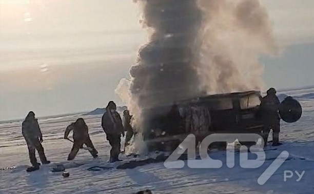 Очевидцы: у сахалинских рыбаков прямо на льду загорелся "Сурф"