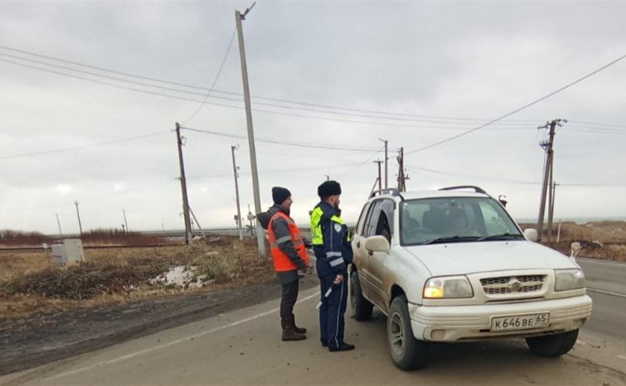 На Сахалине напомнили водителям о правилах проезда железнодорожных переездов