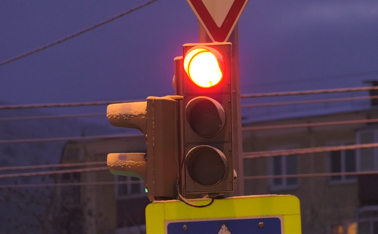 Мэрия и ГИБДД Южно-Сахалинска не планируют менять режим светофора на Мира - Емельянова