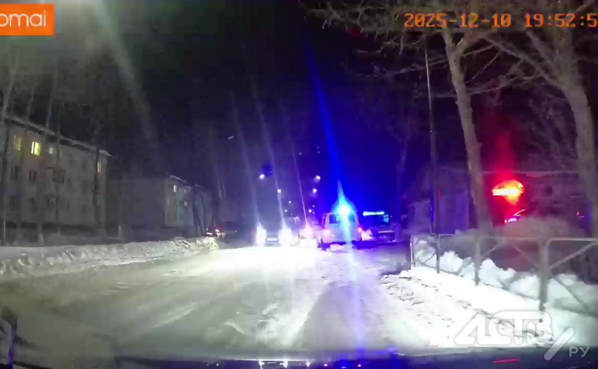 "Универсал въехал в сугроб": появилось видео с места наезда на ребёнка в Поронайске